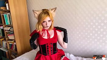 Sweetie Fox Teasing Her Wet Pussy And Tight Ass With Anal Beads